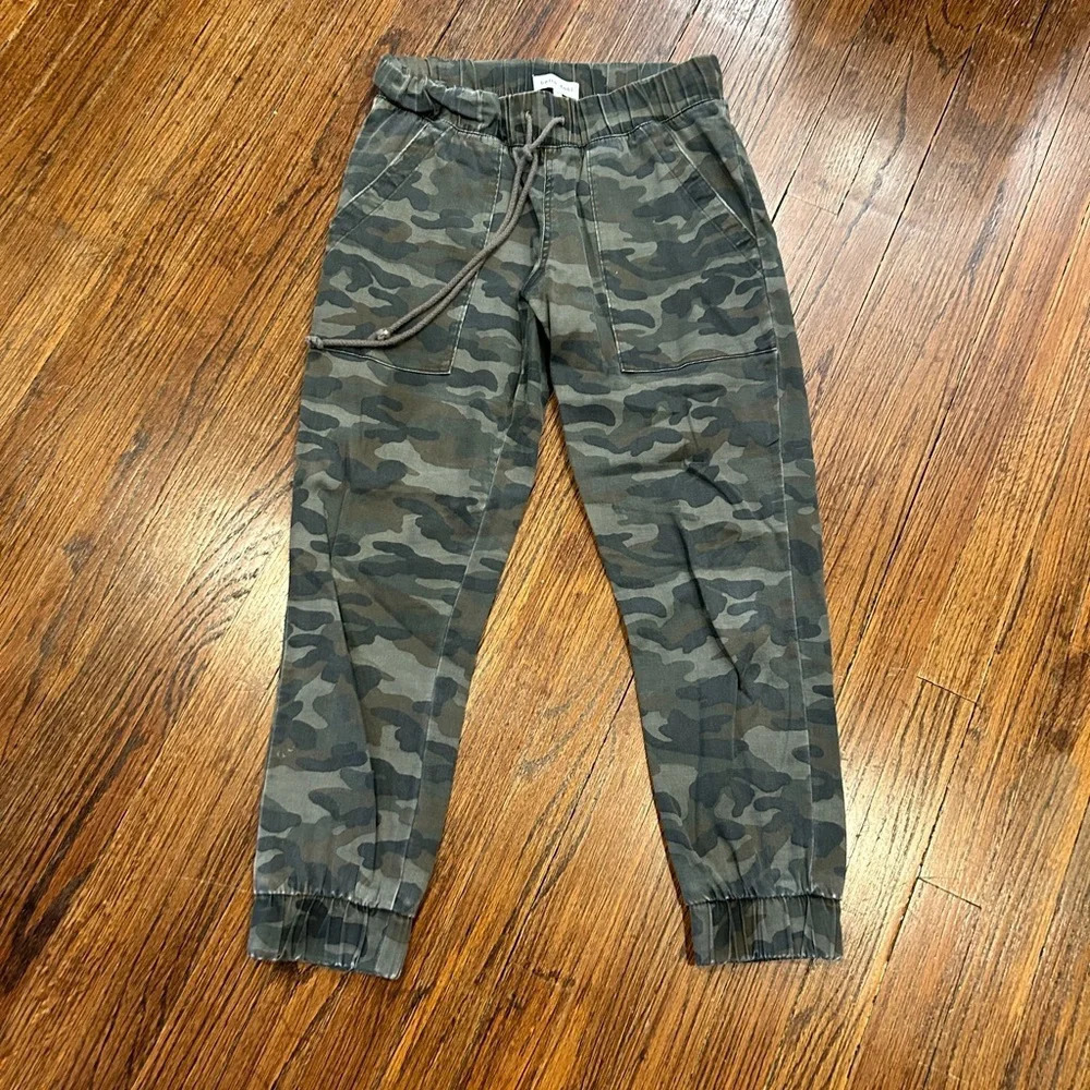 Bella Dahl Cropped Camo Jogger Pants